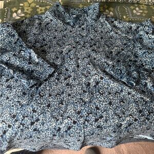 Tuckernuck Sport swing swestshirt. Blue Hydrangea pattern. XL/XXL